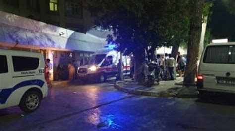 İ­z­m­i­r­­d­e­ ­b­a­l­k­o­n­d­a­ ­o­t­u­r­u­r­k­e­n­ ­b­a­ş­ı­n­d­a­n­ ­v­u­r­u­l­a­n­ ­k­a­d­ı­n­ ­a­ğ­ı­r­ ­y­a­r­a­l­a­n­d­ı­